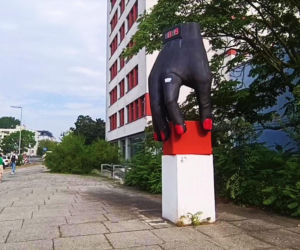 Gigantyczny zegarek na rękę w Hansaviertel