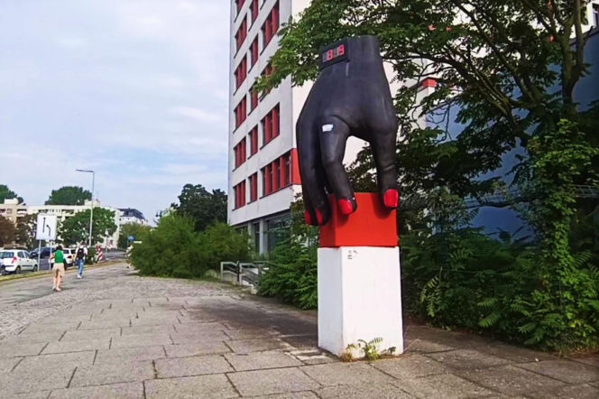 Gigantyczny zegarek na rękę w Hansaviertel