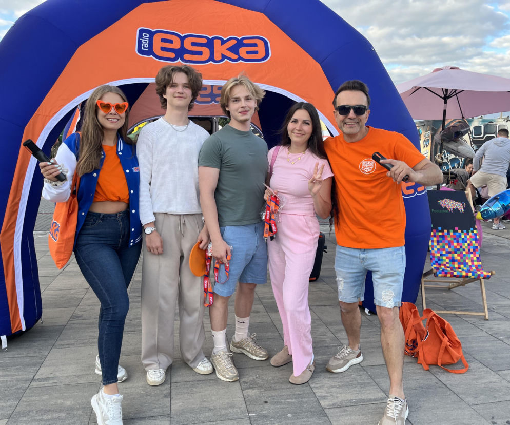 Uśmiechnięta ekipa Eska Summer City przed namiotem radia. O imprezie w Czarnej Białostockiej przeczytasz na Eska Białystok.