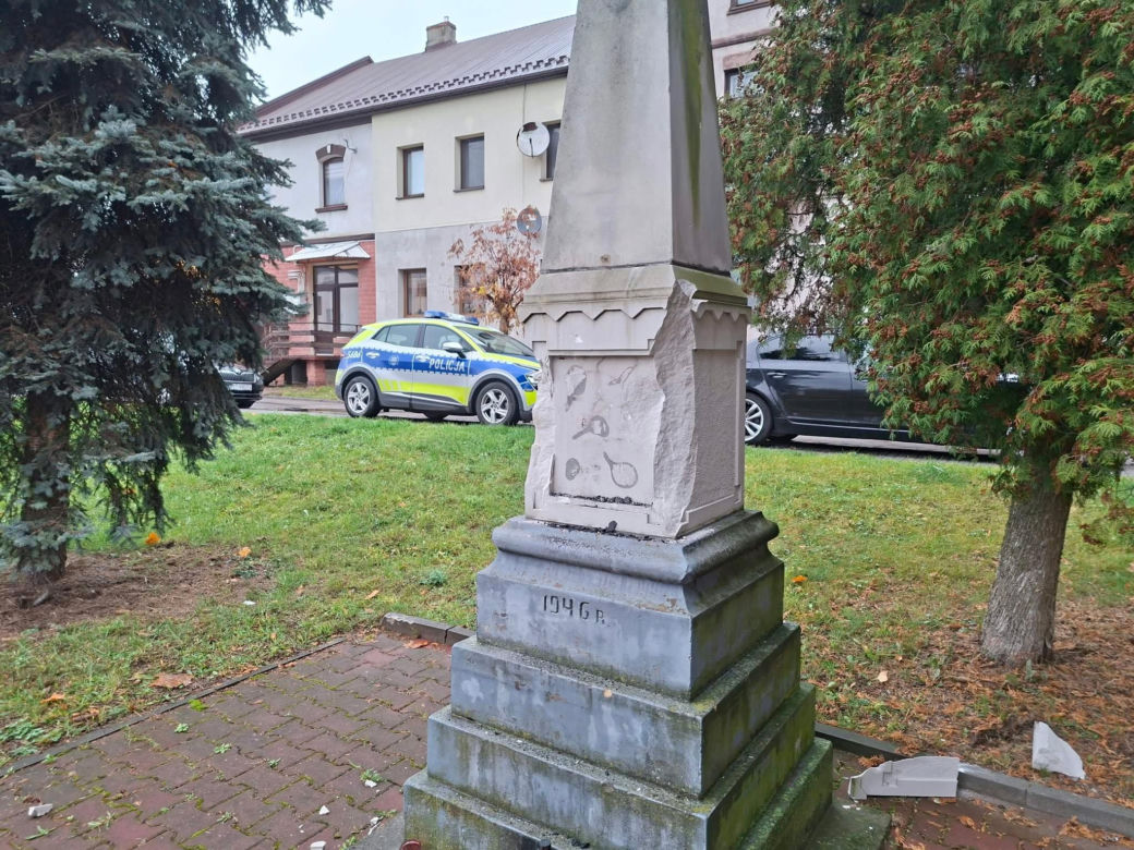 Zdemolowali pomnik żołnierzy radzieckich w Starachowicach. To nie pierwszy raz