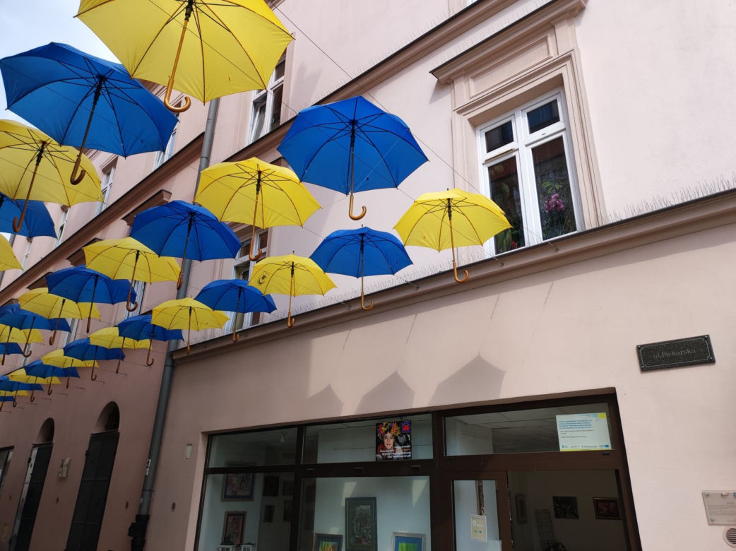 Na Tarnów wylał się hejt z powodu... parasolek. Internautom nie spodobały się kolory