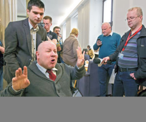 Senator milioner szydzi z emerytów