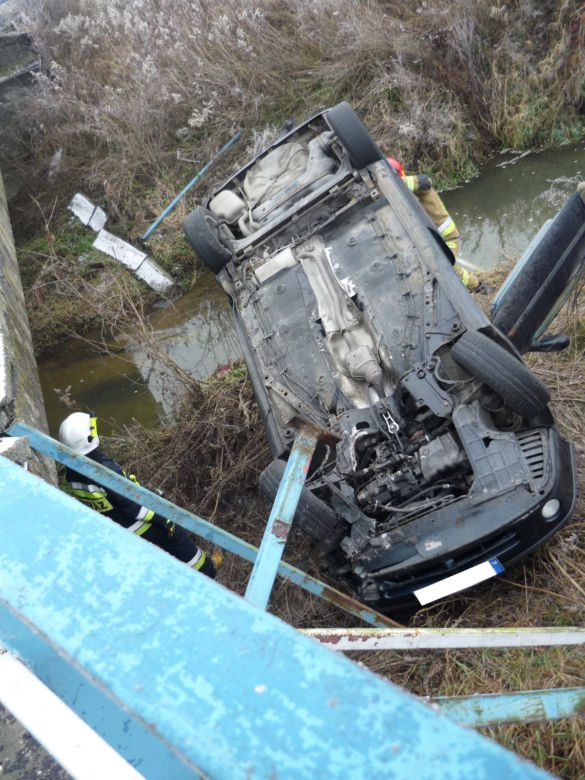 Małopolska. Samochód spadł z mostu i dachował przy rzece. Dziecko trafiło do szpitala