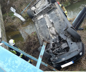 Małopolska. Samochód spadł z mostu i dachował przy rzece. Dziecko trafiło do szpitala