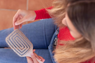 Włosy wypadają garściami? Zanim kupisz drogie wcierki, sprawdź te niedobory 