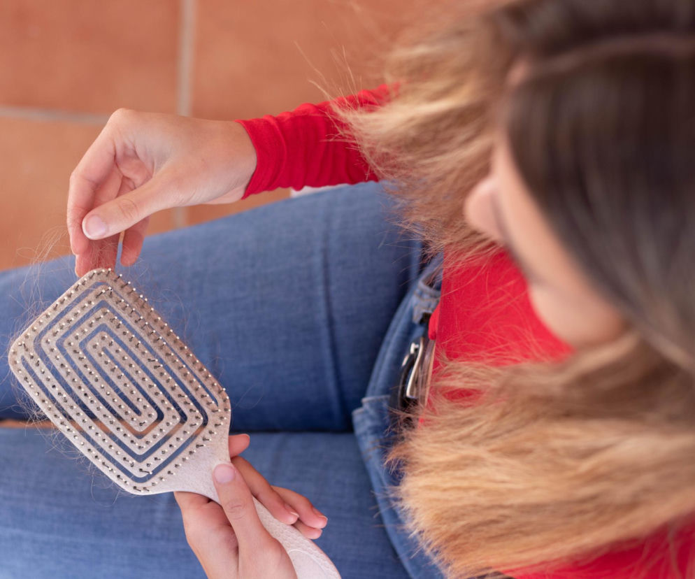 Włosy wypadają garściami? Zanim kupisz drogie wcierki, sprawdź te niedobory 