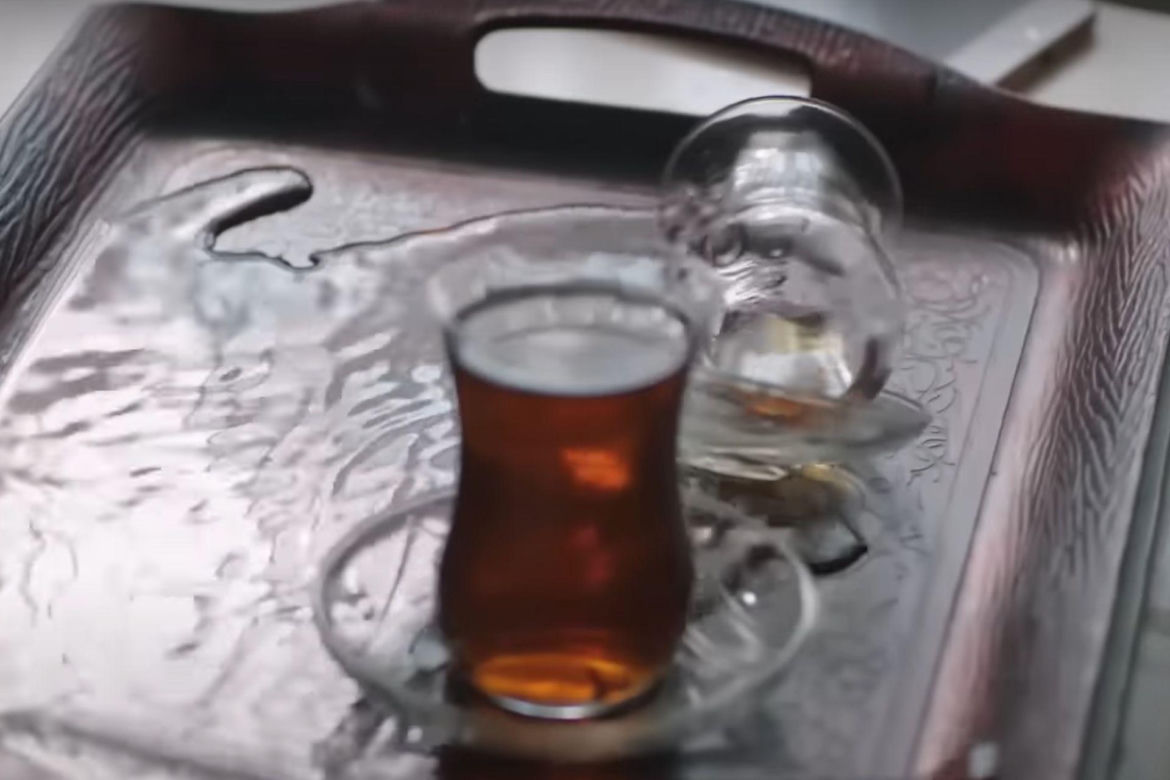 Herbata, którą przygotuje żmija, wyleje się 