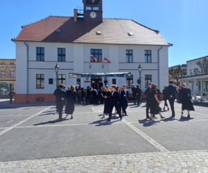 Polonez maturzystów z I LO na rynku w Ostrzeszowie