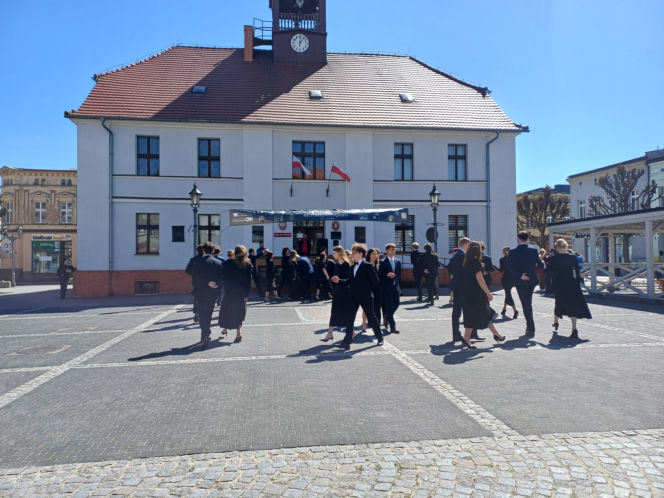 Polonez maturzystów z I LO na rynku w Ostrzeszowie