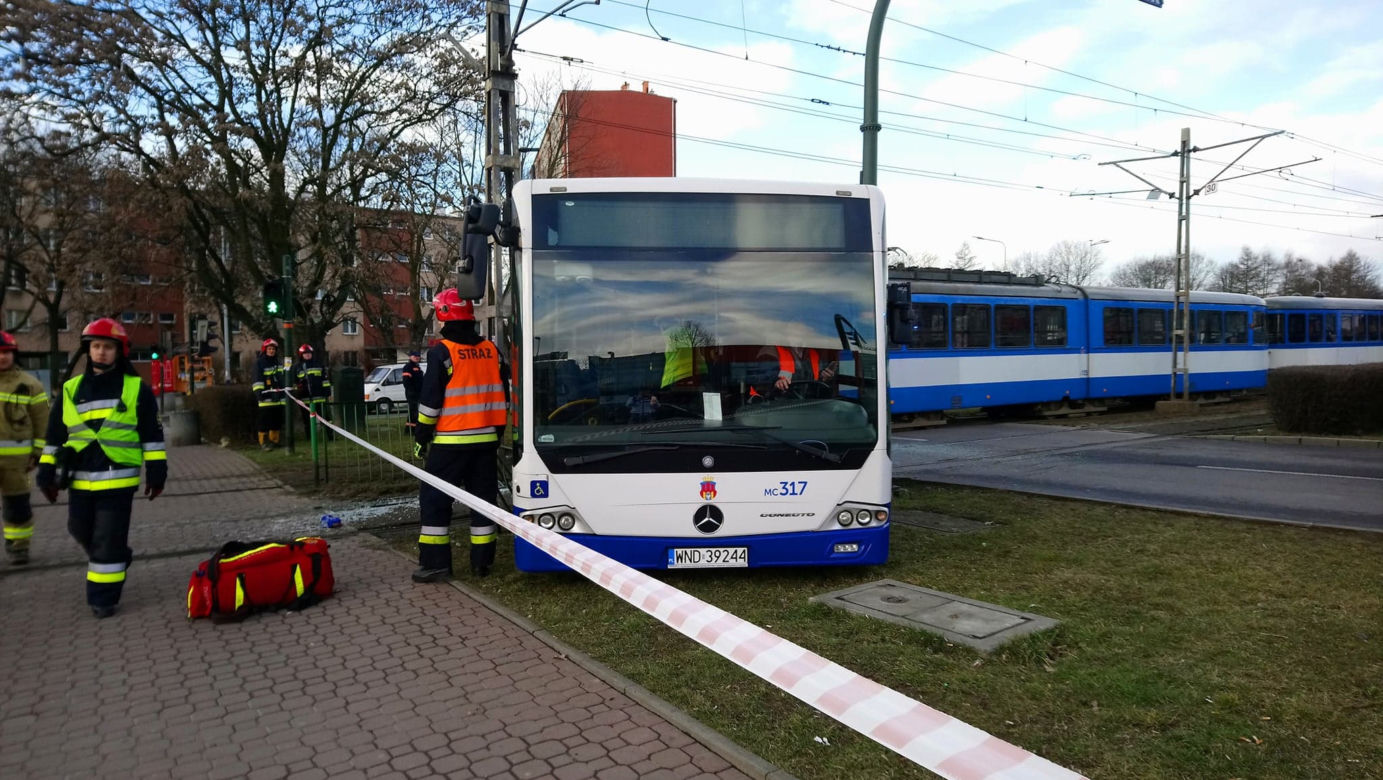 Dramatyczny wypadek w Krakowie. Tramwaj zderzył się z autobusem, są ranni