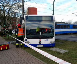 Dramatyczny wypadek w Krakowie. Tramwaj zderzył się z autobusem, są ranni