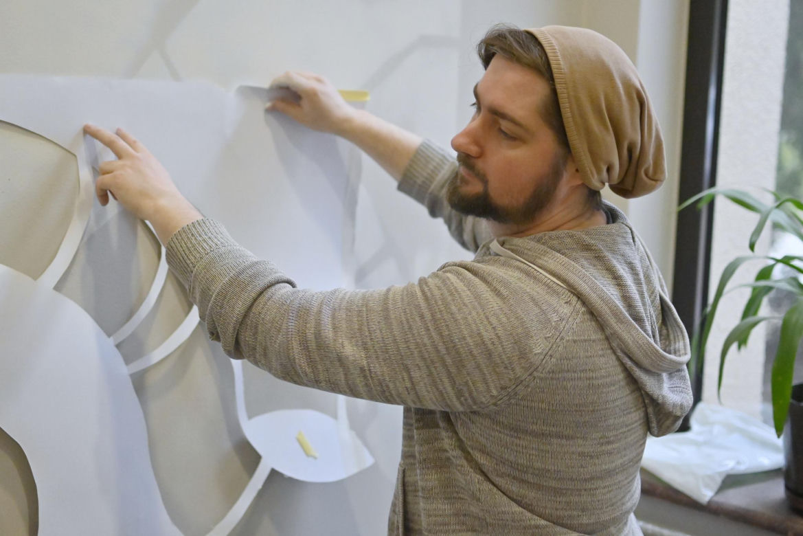 Uczniowie ZSP nr 1 stworzyli mural na ścianach szkoły. Grafika przedstawia patrona placówki