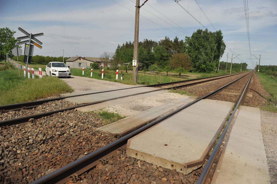 „Boję się jeździć tym przejazdem”. Świadkowie zeznają w sprawie wypadku na przejeździe w Manach 