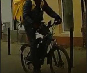 Potrącił matkę z trzymiesięcznymi bliźniaczkami i uciekł! Policja szuka dostawcy jedzenia