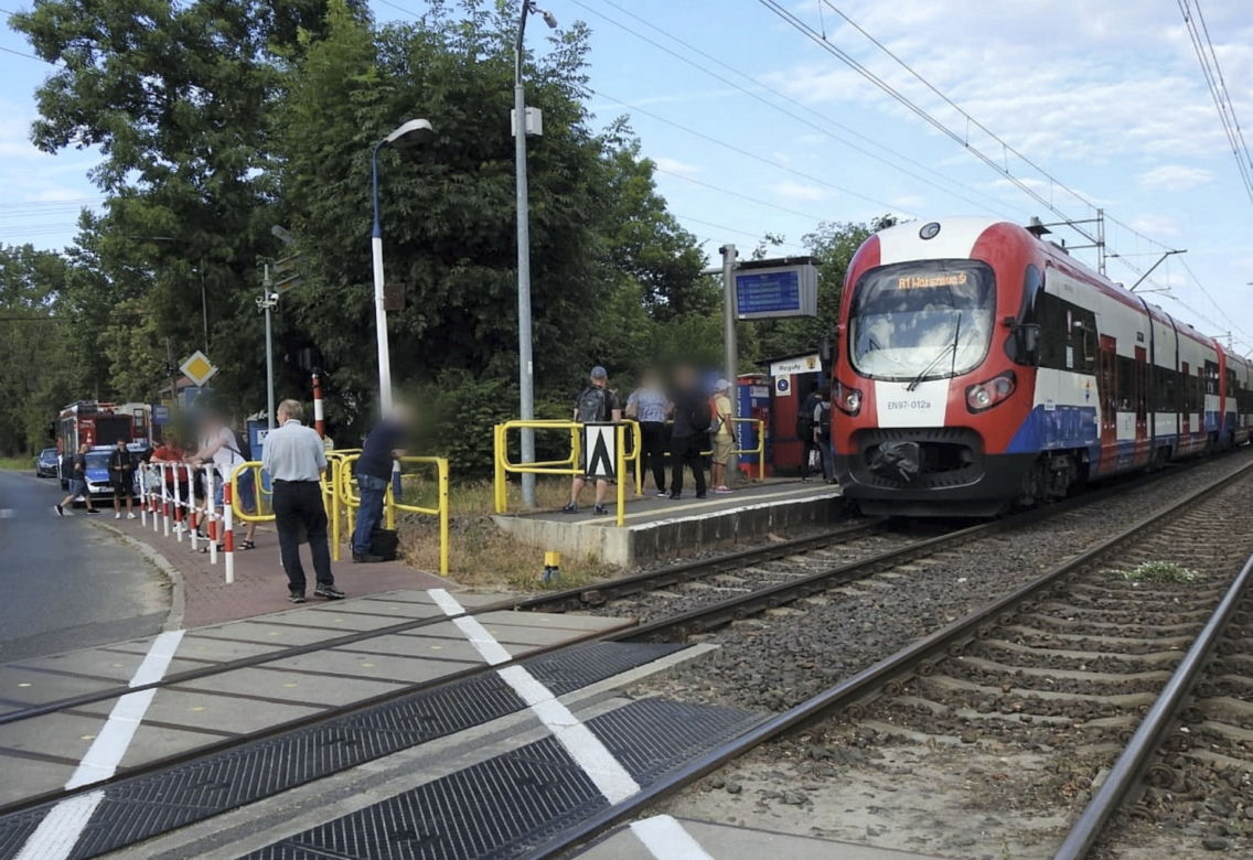 Koszmarny wypadek w Regułach. Mężczyzna spadł z peronu wprost pod nadjeżdżający pociąg.