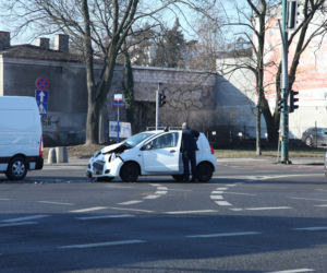 Zderzenie suzuki z karetką na sygnale na skrzyżowaniu Zamienieckiej z Ostrobramską