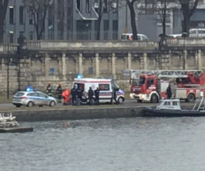 Kraków: Akcja służb przy kładce Bernatka. Z Wisły wyłowiono mężczyznę