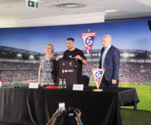 Tak kibice przywitali Łukasza Podolskiego w Górniku Zabrze. Szaleństwo na stadionie [ZDJĘCIA]
