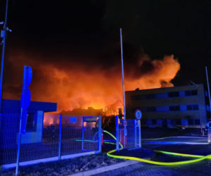 Potężny pożar hali magazynowej w Pietrzykowicach 