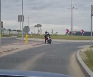 Policyjny pościg za Włochem na motorze. Nie miał prawa jazdy i przejechał na czerwonym