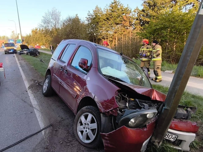 Jedna osoba została poszkodowana. Droga jest całkowicie zablokowana