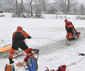 Gdy załamie się lód. Co robić, by uratować siebie lub kogoś, gdy wpadnie do wody?