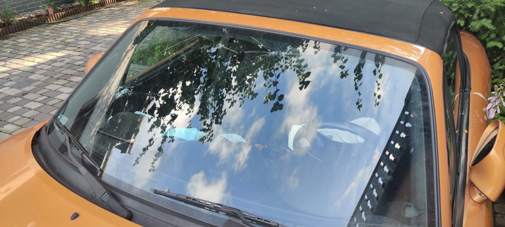 Rozbita Mazda MX-5 - wypadek na trasie S8 w Warszawie