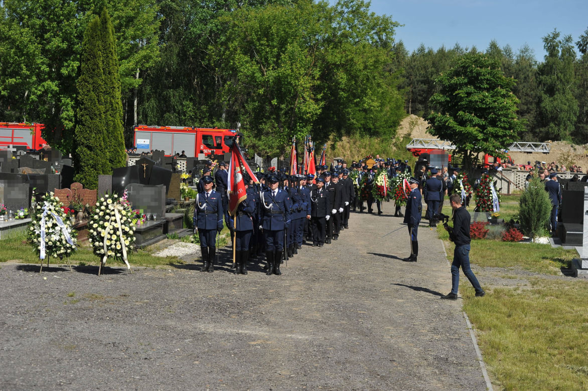 Srebrny orzeł prowadził Arka w ostatniej drodze. Poruszający gest policjantów i strażaków