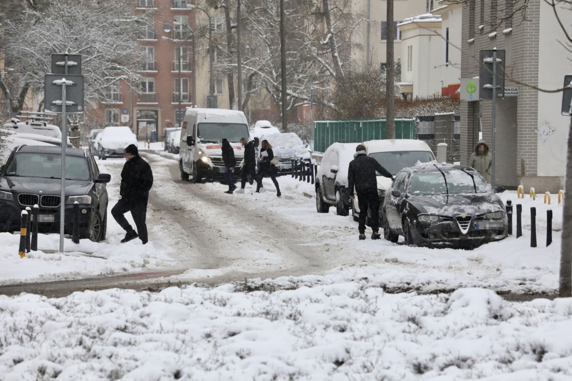 Warszawa nie radzi sobie z atakiem zimy. Chodniki toną w śniegu