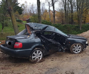 Libusza. Osobówka wypadła jezdni prosto na drzewo! W środku dwie zakleszczone osoby