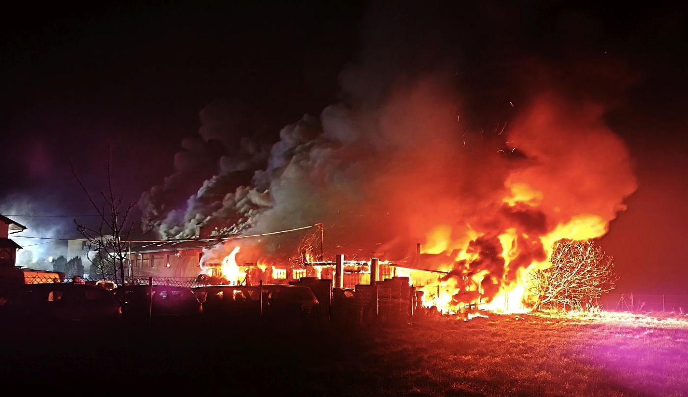 Pożar w Górach Wielkich. Ogień strawił cukiernię i warsztat samochodowy