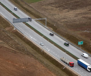 Wielki transport z cudzoziemcami przekroczył granicę. Pojechali w kierunku Litwy [ZDJĘCIA]