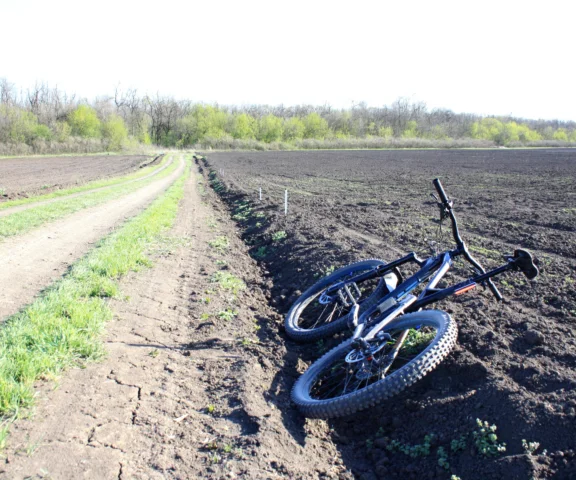 Inny by już umarł, a on wsiadł na rower. Szokujące tłumaczenie