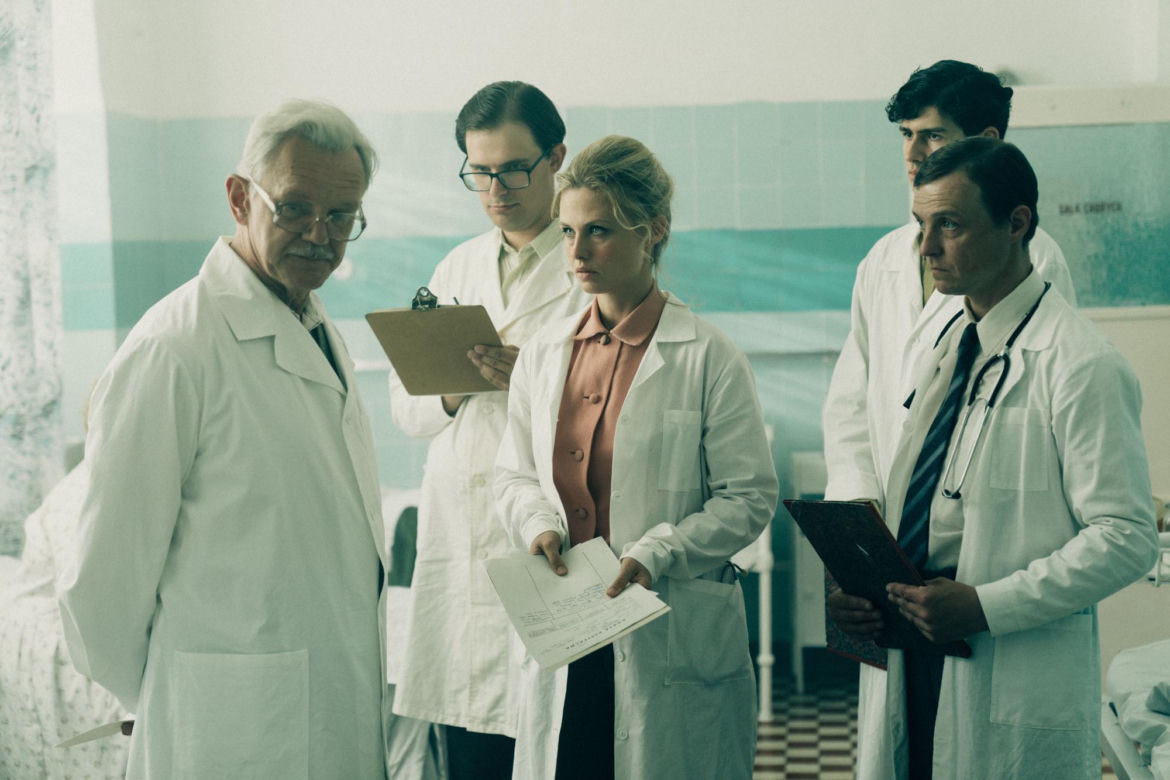 Czarna śmierć. Weronika Przybysz (Anna Karczmarczyk), dr Andrzej Zajdler (Cezary Pazura)