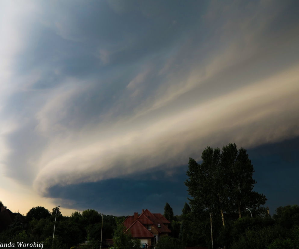 Załamanie pogody w woj. podlaskim. Wiatr do 115 km/h i ulewy. Nadal będzie upał - nawet 33°C