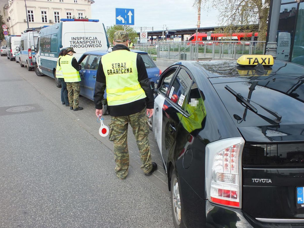 Naćpany taksówkarz woził pasażerów! Zdębieli, gdy zajrzeli do jego bagażnika
