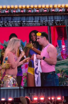 Radny z Konina na scenie z Zara Larsson
