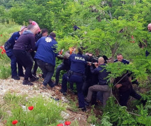 Policjanci z Myślenic i Bochni uratowali pechowego motocyklistę. Przeleżał w rowie pięć dni