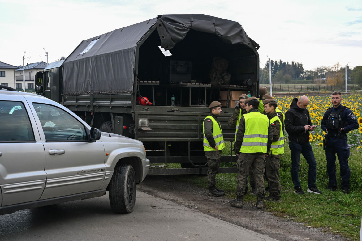 Służby przeszukują teren w okolicy Zalewu Zemborzyckiego