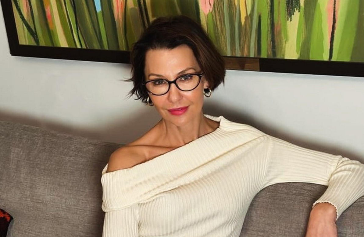 Anna Popek prezentuje, jak zakłada pończochy