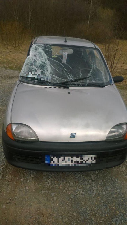 Pechowy wtorek na drogach. Ciężarówka zaparkowała w domu, seicento na przystanku