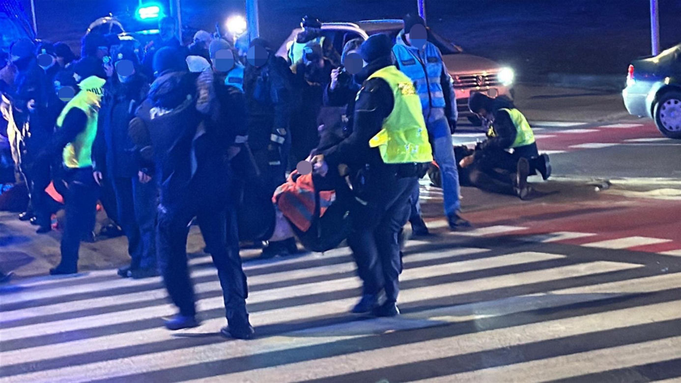 Warszawa. Ostatnie Pokolenie zablokowało Wisłostradę pod mostem Gdańskim. Aktywistów zabrała policja [ZDJĘCIA]
