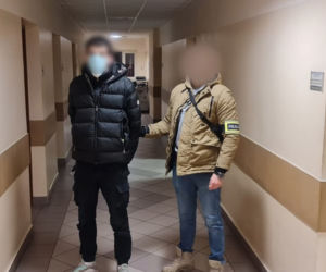 Chciał wyłudzić 25 tysięcy złotych „na policjanta'! Złapali go na gorącym uczynku