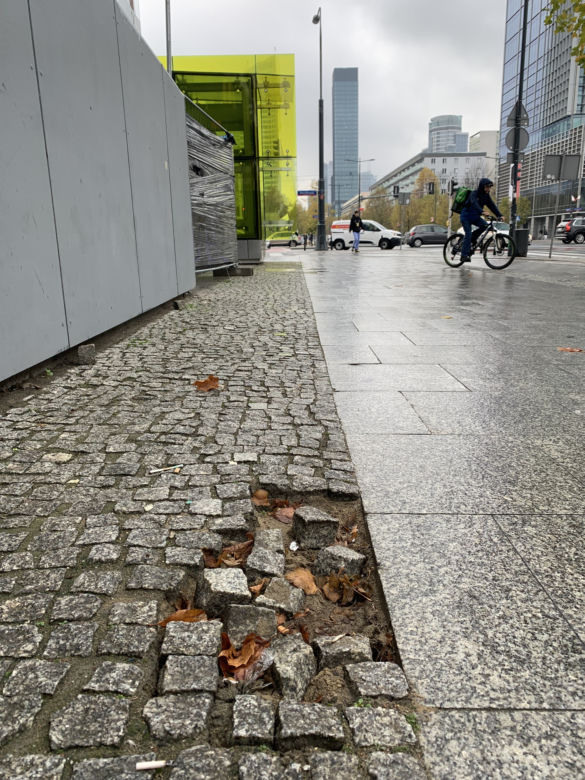 Warszawa przed Marszem Niepodległości 2022. Po ulicach wala się niezabezpieczona kostka brukowa