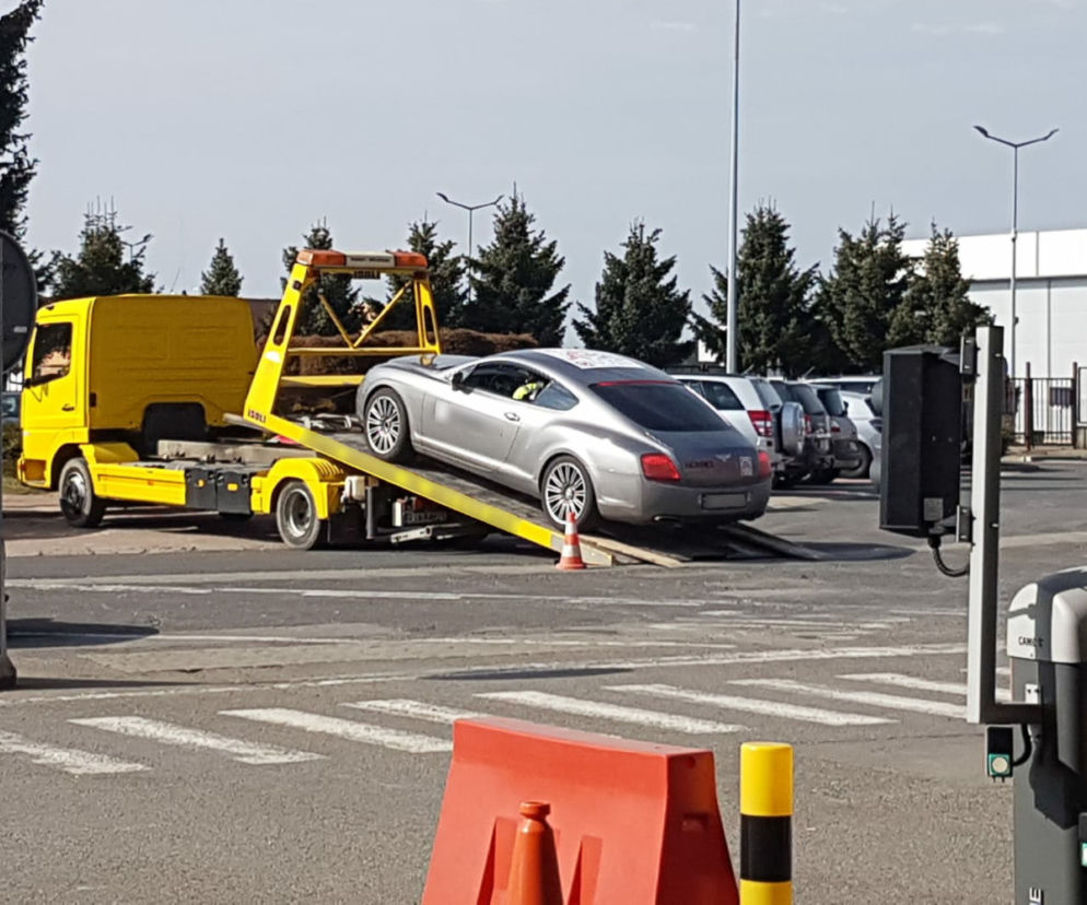 Pijany kierowca Bentleya zgosił sie do odprawy