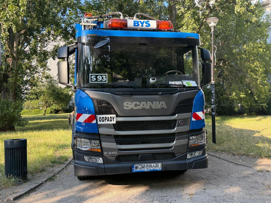 Dramat na Żoliborzu. Śmieciarka potrąciła 90-latka. Senior walczy o życie