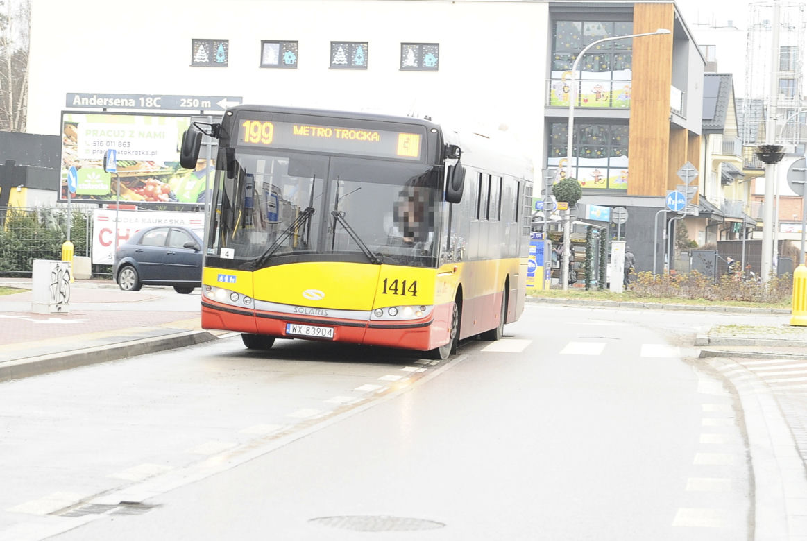 Kierowca autobusu prowadził i rozmawiał przez telefon 