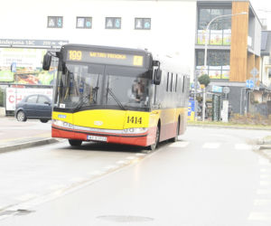 Kierowca autobusu prowadził i rozmawiał przez telefon 