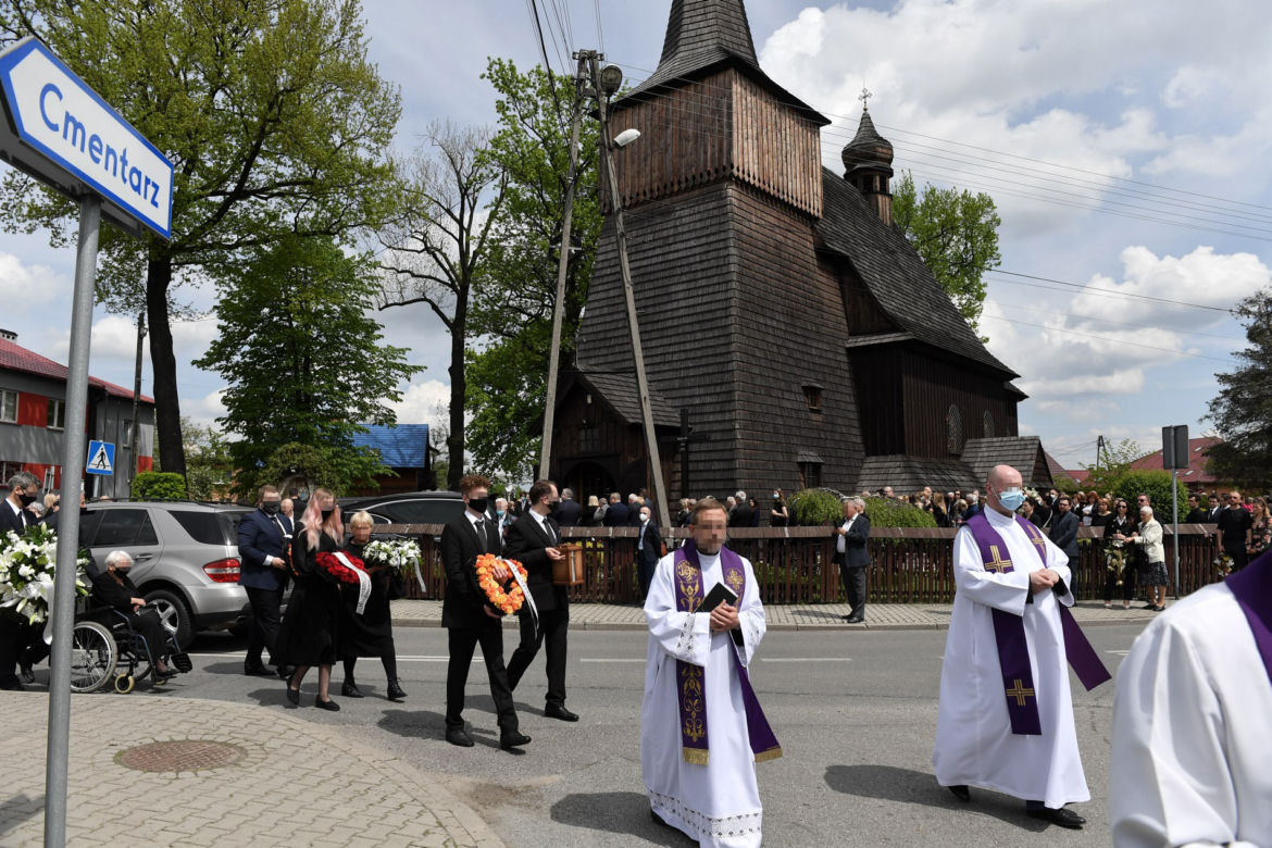 Pogrzeb prof. Leszka Miszczyka. Grób wybitnego lekarza utonął w kwiatach 