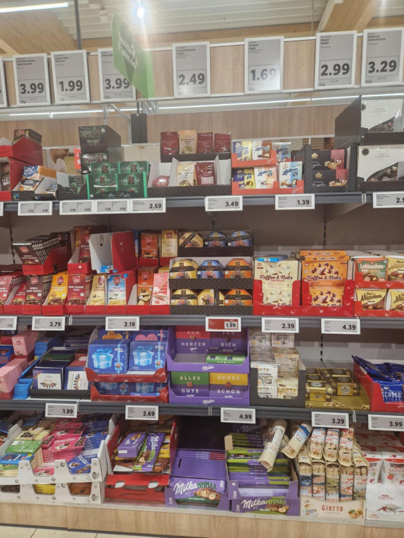 Porównaliśmy ceny w polskim i niemieckim markecie. Gdzie zarobimy tańsze zakupy na Wielkanoc? 